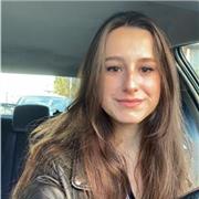Estudiante francesa imparte clases de francés a todas las edades